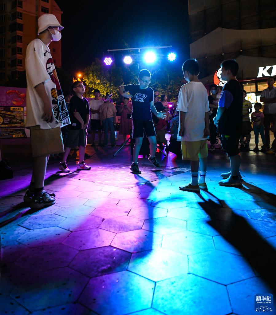 合肥：罍街袅袅“烟火气” 升温缤纷“夜经济”